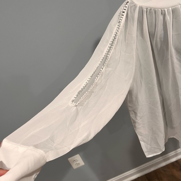 White open sleeve blouse🤍
Stunning never worn flowy blouse! - Picture 3 of 6